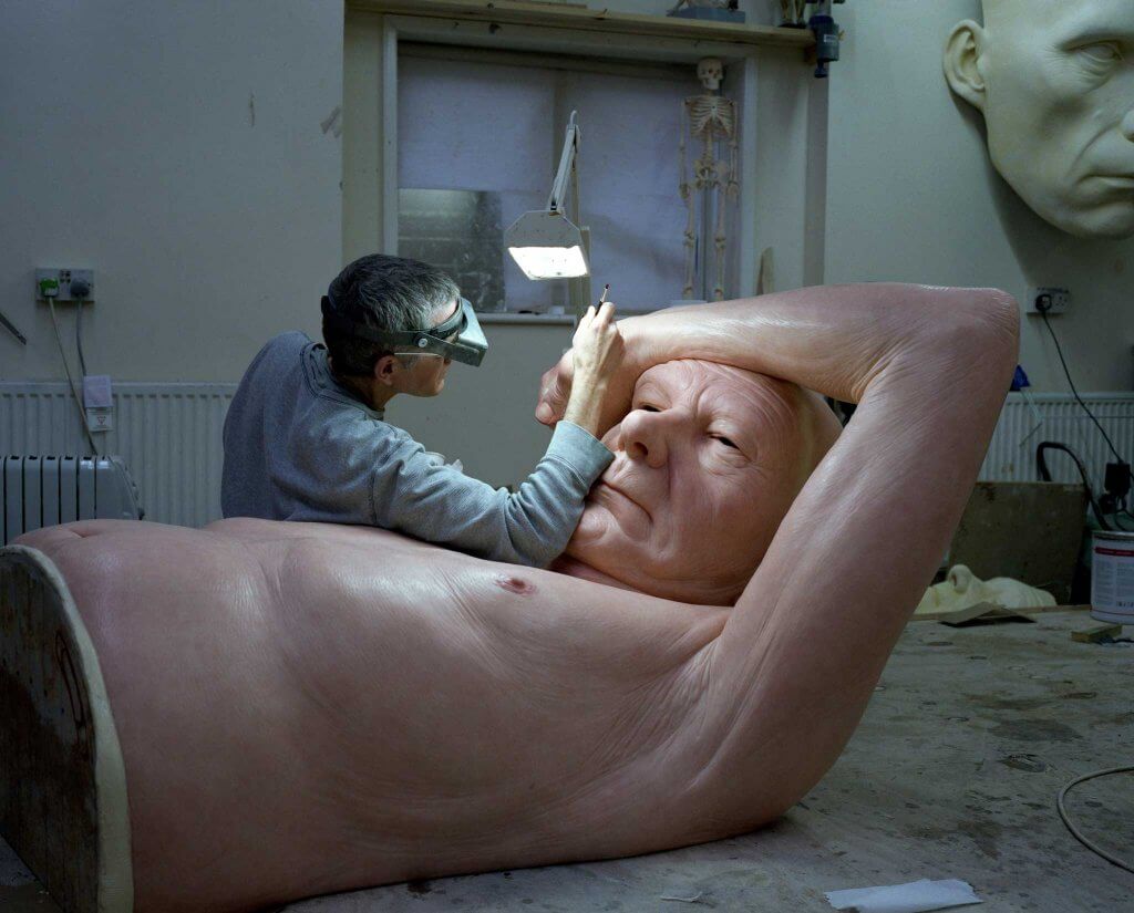 Ron Mueck, un artista de tamaño